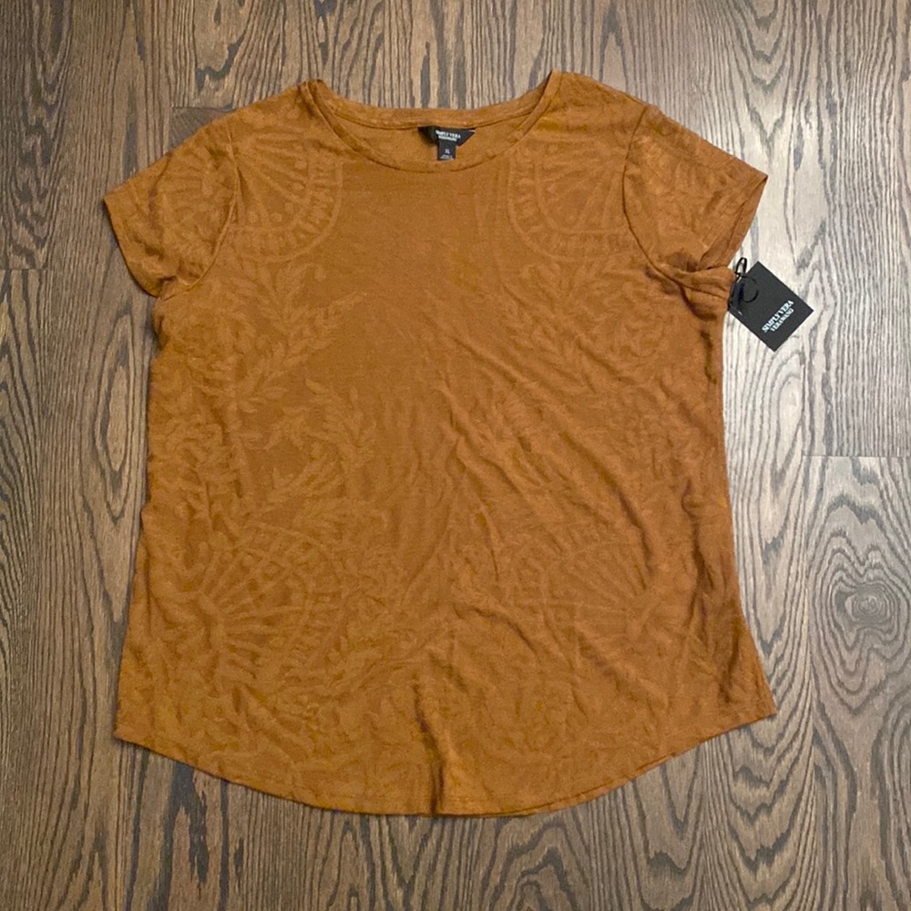 NWT Simply Vera Wang Gold Top